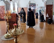 Монастырское подворье в селе Б. Сундырь. Канон читает наместник.